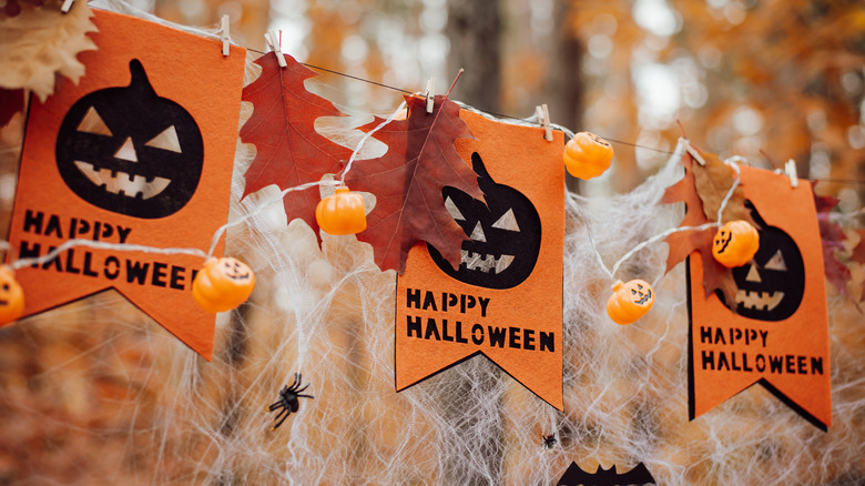 Banner that says Happy Halloween