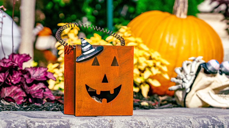 Jack-o'-lantern box with skull