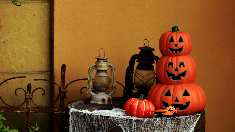 Table with pumpkins and lanterns