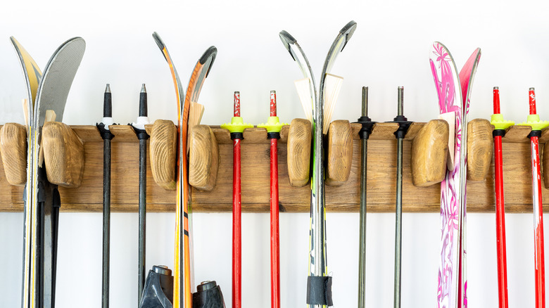 Organized skis and poles