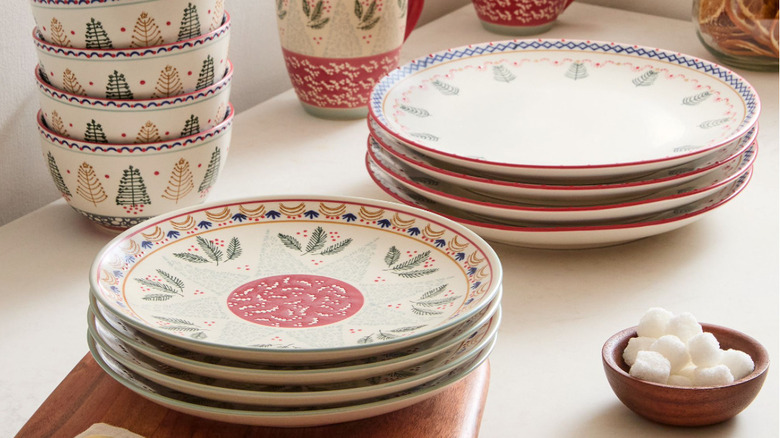 Plates with holiday designs