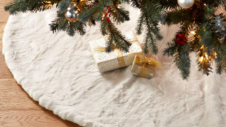 Tree skirt with gold presents