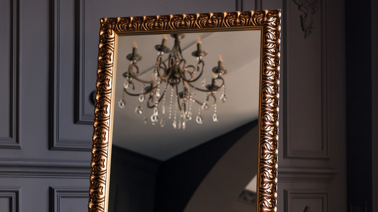 a room with opulent mirror