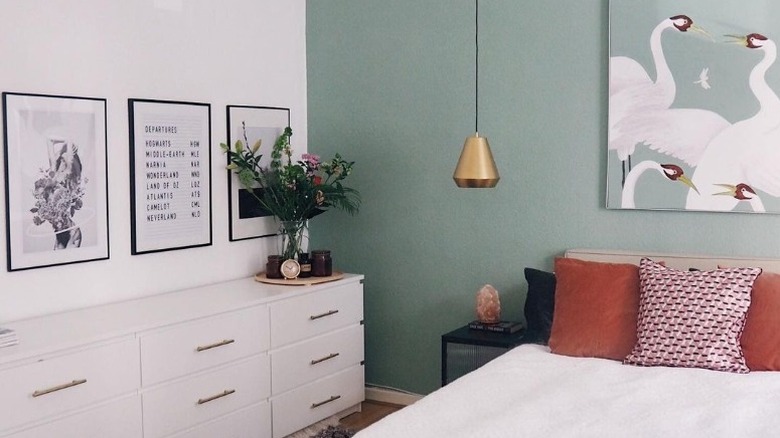 green accent wall