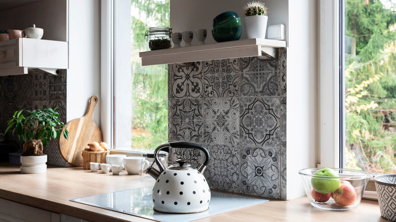 gray patterned backsplash below shelf