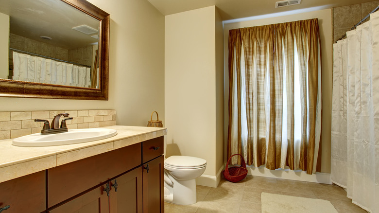 bathroom with tan walls