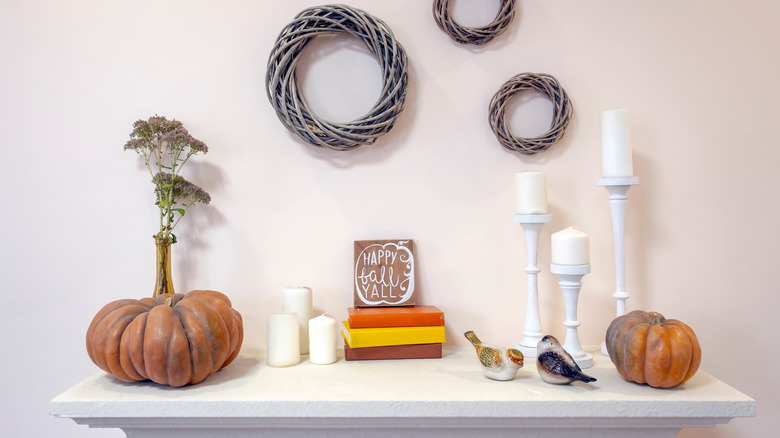 Simple mantel with gourds