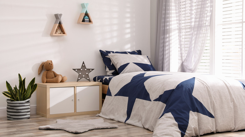 boys bedroom with star bedding 