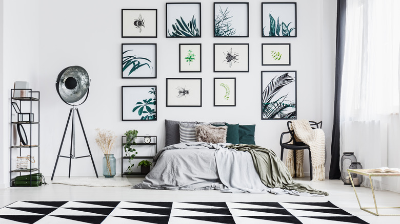 Black and white bedroom motif