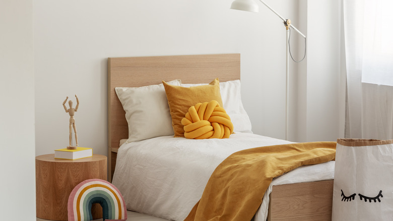 Tight bedroom with yellow accents