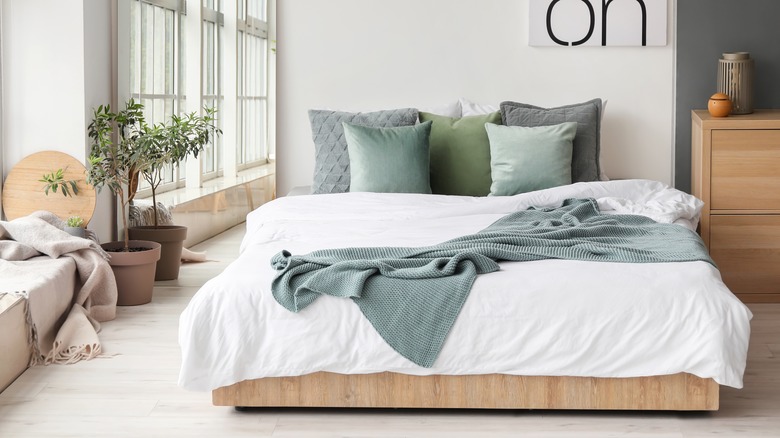 Chic, cozy bed with knit throw