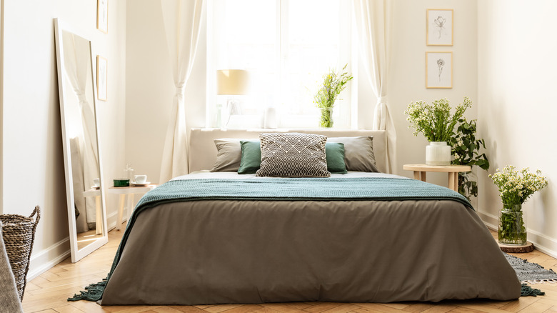 a bedroom with eco-friendly decor