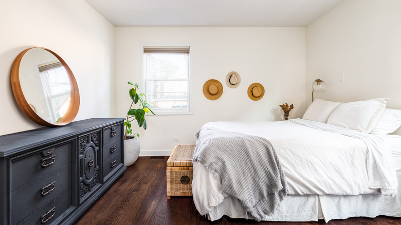 Bedroom with hat wall