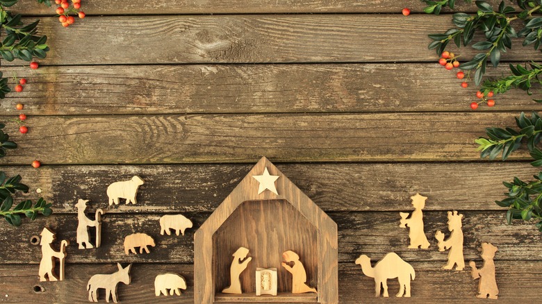 wooden nativity pieces 