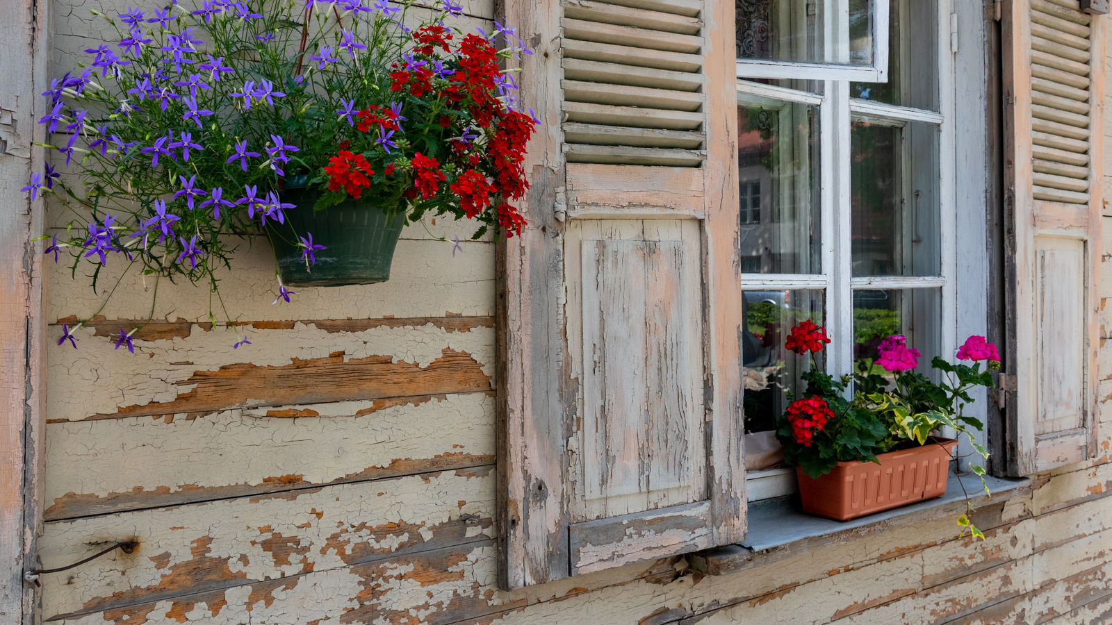 4 Simple Tips To Fix The Peeling Paint On Your Home s Exterior