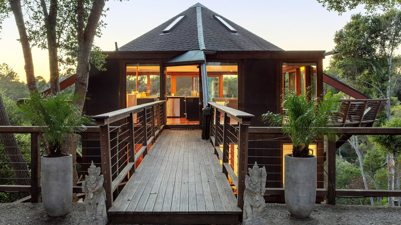 Mid-century treehouse in California