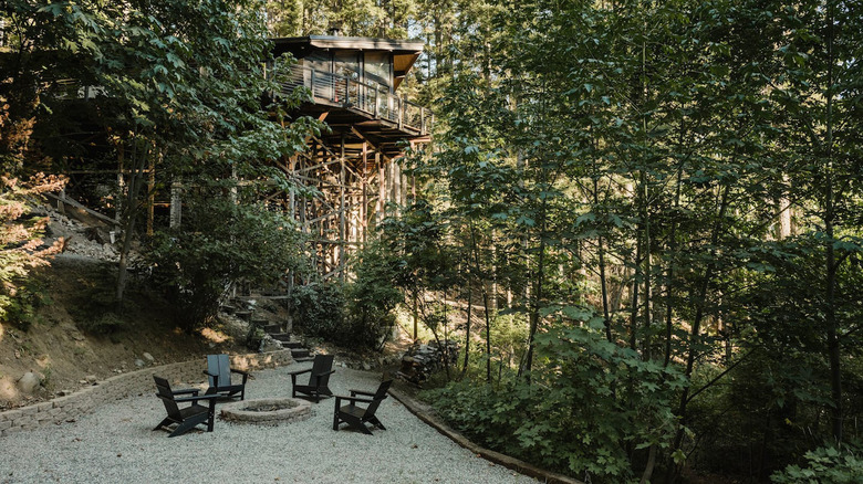 mid-century treehouse near seattle 