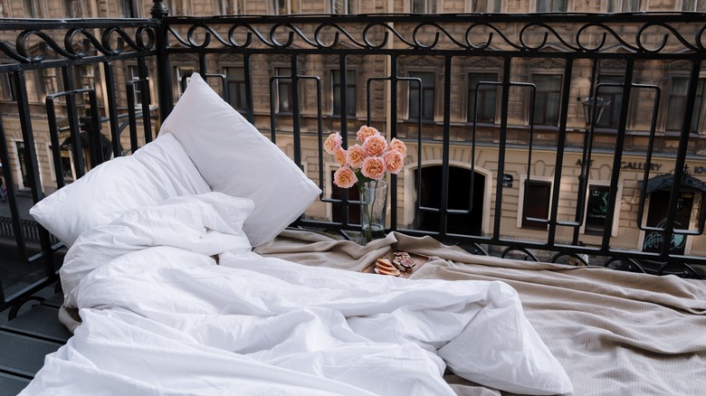 White bedsheet, pillows, and flowers