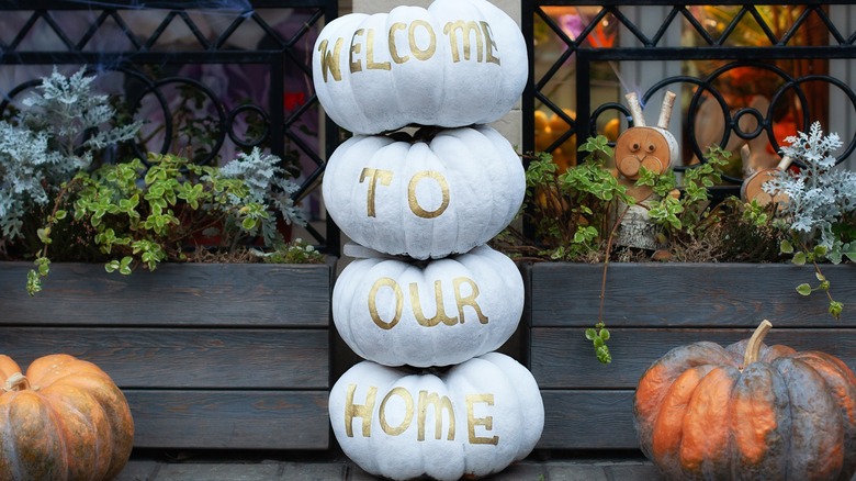 stacked pumpkin welcome sign