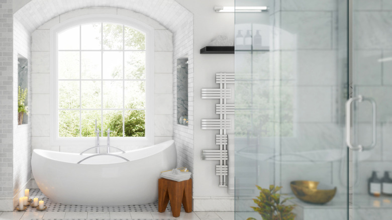 White bathroom with arched nook