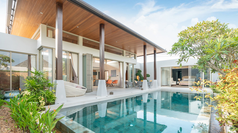 covered deck with modern columns