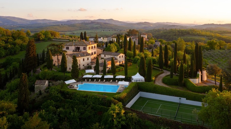 villa with pool, tennis court