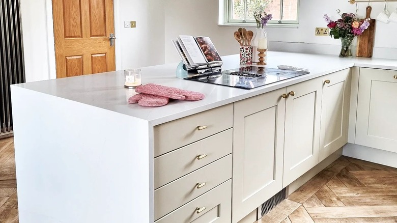 Warm minimalist kitchen 