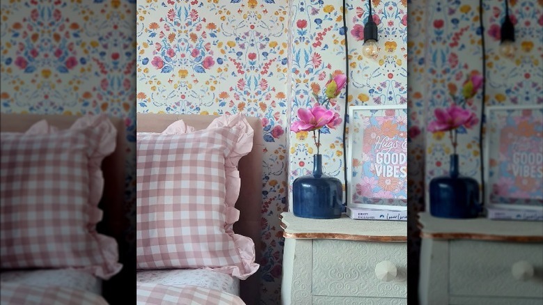 floral wallpaper in bedroom 