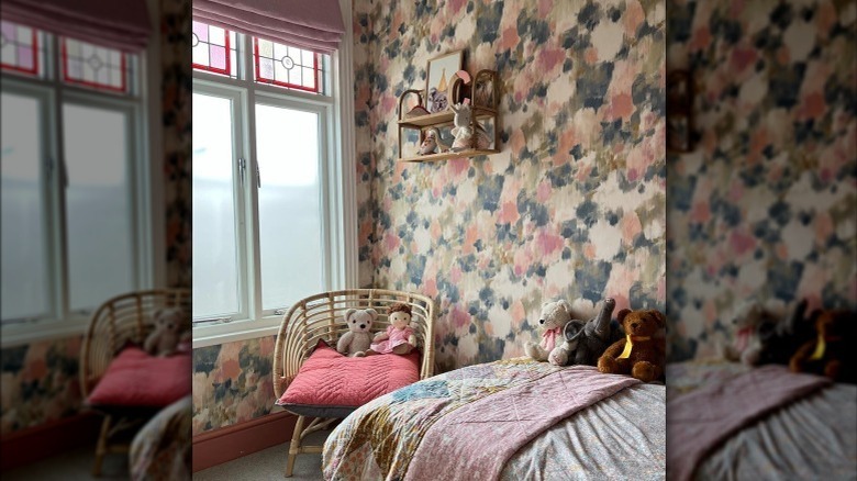 pink and white bedroom 