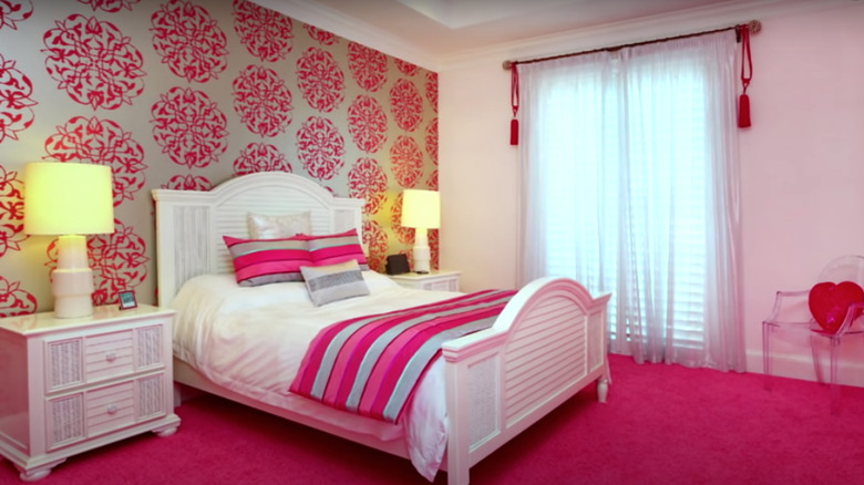 fuchsia pink room