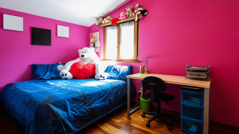 fuchsia wall paint in bedroom