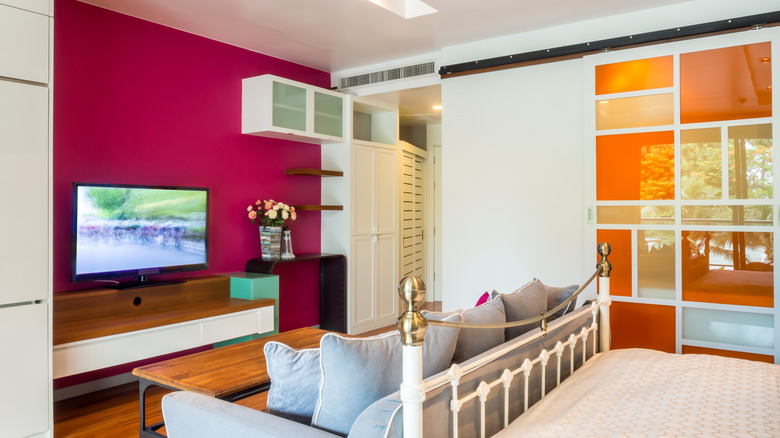 fuchsia accent wall in bedroom