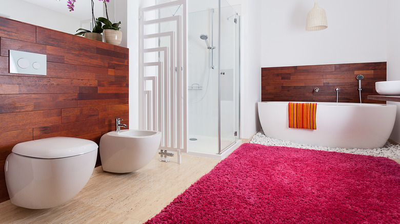 fuchsia rug in bathroom