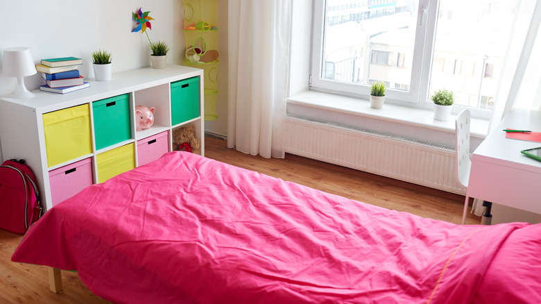 fuchsia bedding in child's bedroom