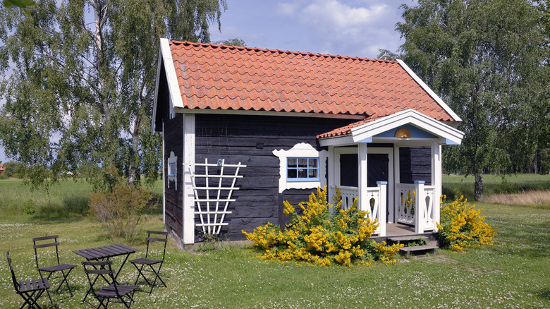 small cabin with Spanish tiles