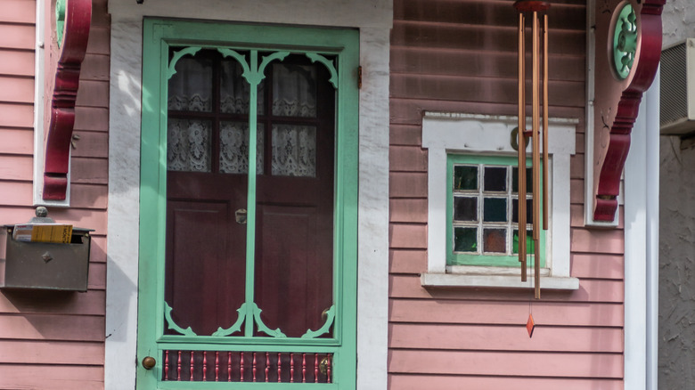 green detailing on door 