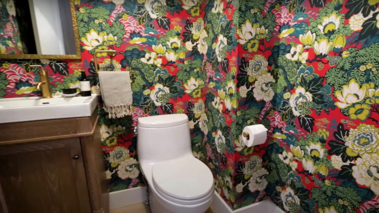 Chinoiserie wallpaper in bathroom