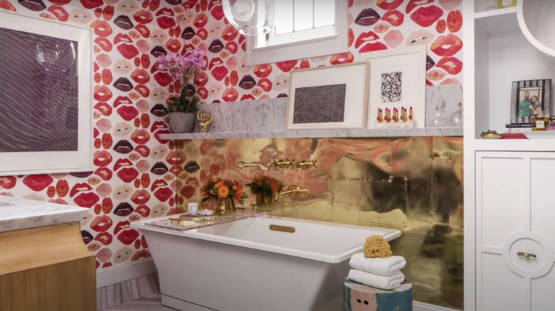 Lips wallpaper in bathroom