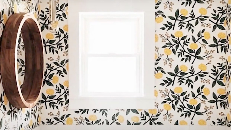 Lemon wallpaper in bathroom