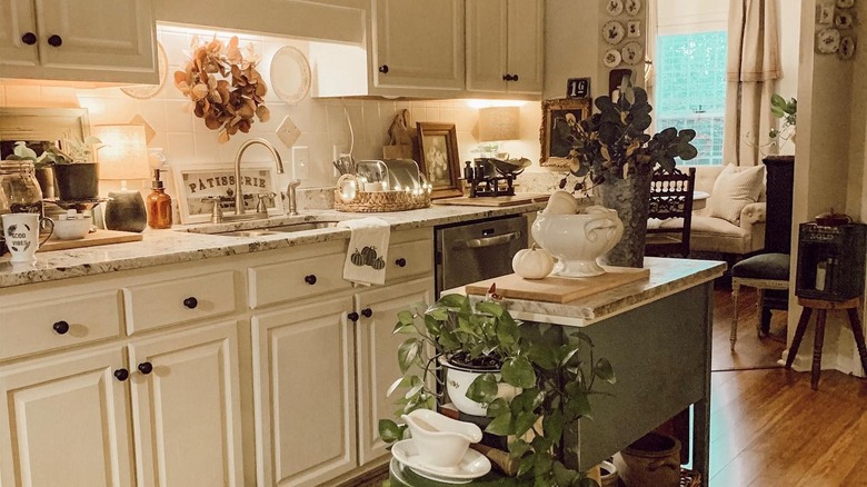 cozy farmhouse kitchen 