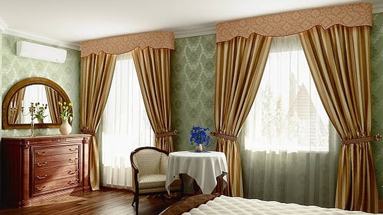 Victorian style bedroom windows