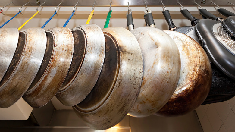 Hanging pan rack