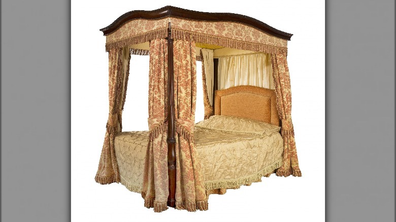 Traditional canopy bed design