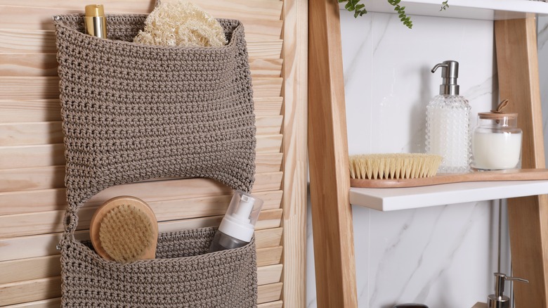 Woven wall-mounted organizer