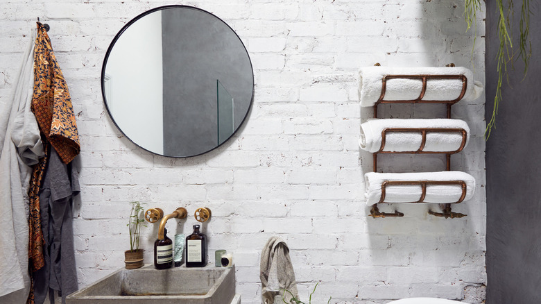 Bathroom round towel rack