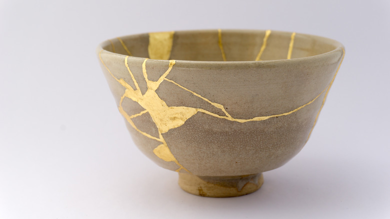 a bowl with cracks in it