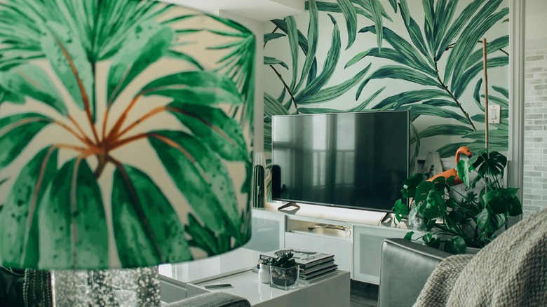 Tropical print living room