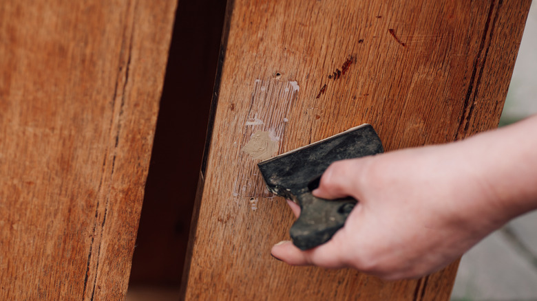 Filling hole in wood