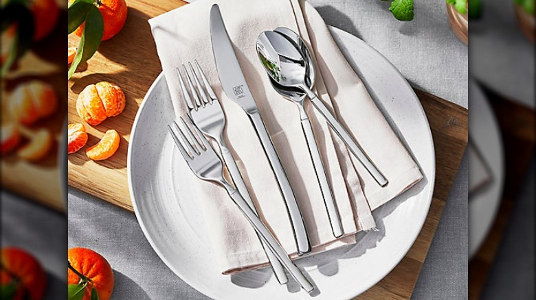 Stainless flatware set