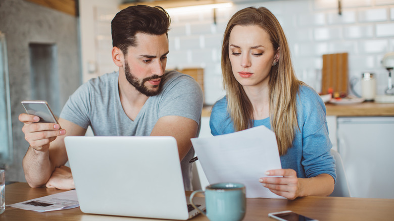 couple calculating interest 